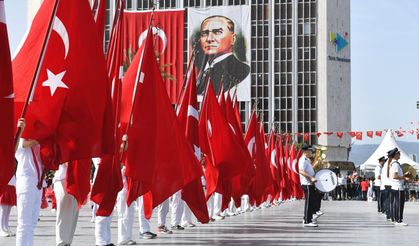 İzmir'de 23 Nisan: Cumhuriyet Meydanı çocukların renkli gösterileriyle doldu, Atatürk'ün armağanı coşkuyla kutlandı!
