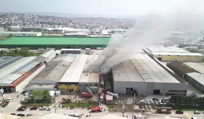 Bursa İnegöl'de sandalye fabrikasında yangın..|  İtfaiye ekipleri müdahale ediyor