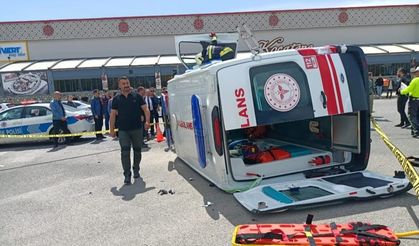 Erzincan'da korkunç kaza: Hasta nakli yapan ambulans devrildi!