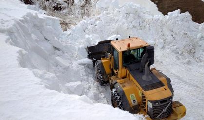 Bayburt ve Trabzon yolu ilkbaharda karla kaplandı: Ekipler yol açma çalışmalarında!