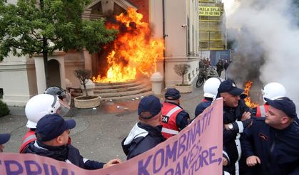 Arnavutluk'ta yolsuzluk isyanı: Tiran belediye binası yangın yeri!