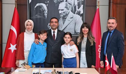 Beyoğlu Belediye Başkanı koltuğunu öğrencilere devretti: Miniklerin ilk talimatı gülümsetti
