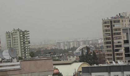 Adana’da toz fırtınası kentte hayatı zorlaştırıyor: Araçlar toz içinde, göz gözü görmüyor