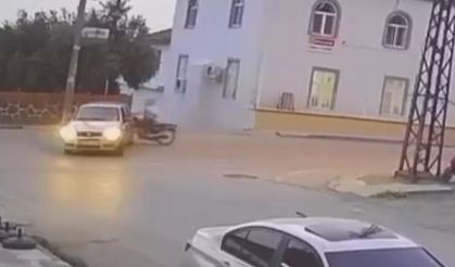 Erzin'de motosiklet sürücüsü otomobile ok gibi saplandı, havaya uçtu!