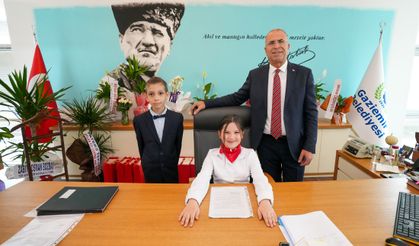 Gaziemir'de 23 Nisan coşkusu: Çocuk başkanlar talimat verdi! Işık koltuğunu çocuklara bıraktı