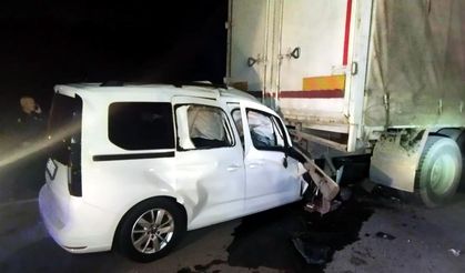 Emniyet şeridine park eden kamyona çarpan sürücü hayatını kaybetti!