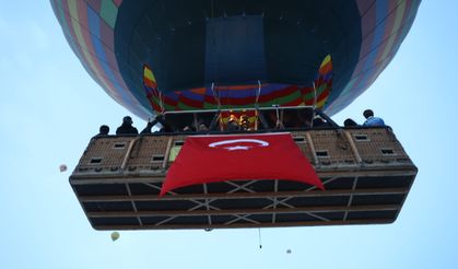 Kapadokya'da balonlar bu sefer 23 Nisan için uçtu: Balonlar Türk bayraklarıyla havalandı