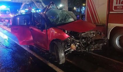 İstanbul'da aydınlatma direğine çarpan otomobilin sürücüsü öldü
