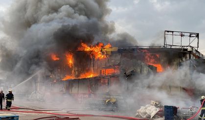 İzmit'te markette çıkan yangın, belediyenin sosyal tesisine sıçradı: Müdahale sürüyor!