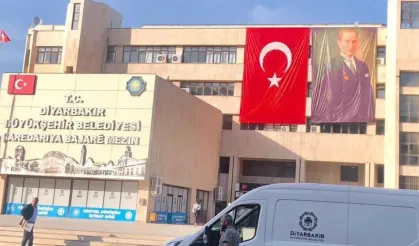 Diyarbakır'da belediye binasına dev Türk Bayrağı ve Atatürk Portresi asıldı!