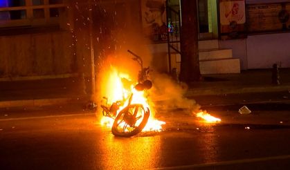 İstanbul'da polis denetimi sırasında sinir krizi geçirip motosikletini ateşe verdi!