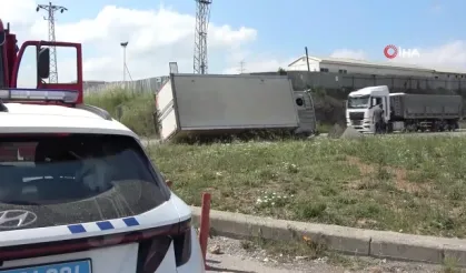 Sancaktepe'de kamyonet devrildi: 3 yaralı!