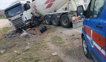 Tokat'ta trafik kazası: Araç tarlaya, sürücü yola fırladı!