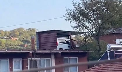 İnanılmaz görüntü! Bir adam Fiat Doblo'sunu evinin çatısına park etti!