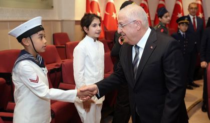 Milli Savunma Bakanı Yaşar Güler, TRT Çocuk Korosu ile bir araya geldi!
