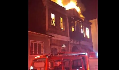 İzmir Basmane’de tarihi bir ev cayır cayır yanıyor