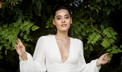 Simay Barlas’tan Tatil Paylaşımı: Sarı Bikinili Pozlarına Beğeni Yağdı