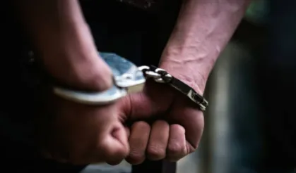 Karabağlar polisi günlerce izledi! Uyuşturucu kuryesi suçüstü yakalandı