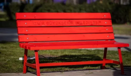 İzmir'deki banklar neden kırmızıya boyandı? Kültürpark'taki kırmızı bankların anlamı ne?