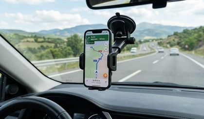 Araçlarda telefon tutucu yasak mı? Ceza almamak için telefon tutucu nereye takılmalı?