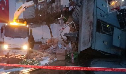 İzmir Konak’ta kontrolden çıkan kamyon okul bahçesine uçtu: Sürücü ağır yaralı
