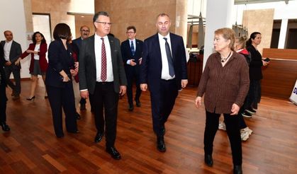 İzmir’de “Umuda Saygı” sergisi kapılarını açtı: Sanat çocuklar için buluştu