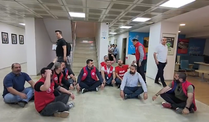 Konak'ta TİS krizi büyüyor! "Sıkıyorsa gelin" diyerek eylemi belediye binasına taşıdılar