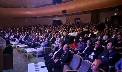 İzmir’de hükümlülerden anlamlı tiyatro gösterisi: “Onlar” oyunu sahnelendi
