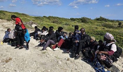 İzmir açıklarında göçmen hareketliliği: Lastik bottaki 26 kişi kurtarıldı, Çeşme’de 21 göçmen yakalandı