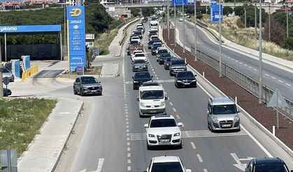 İzmir- Edremit yolunda bayram yoğunluğu! Araç kuyrukları uzadı