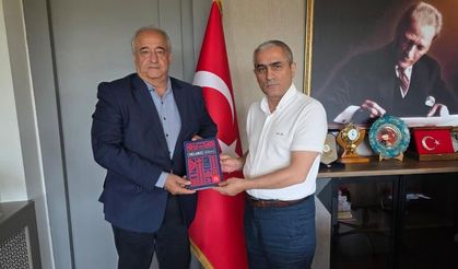 Aliağa’nın kültürel mirası  geleceğe taşınıyor: Başkan Öztürk, Kaymakam Güney’e "Helvacı Kilimi" kitabını takdim etti!
