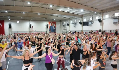 Çiğli'de yenilenen spor salonunda roman havası coşkusu!