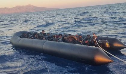 Karaburun açıklarında can pazarı: Motoru arızalanan bottaki 33 düzensiz göçmen kurtarıldı