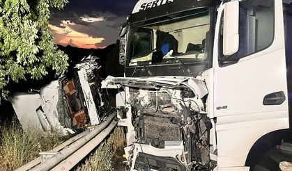 Manisa’da iki TIR çarpıştı: D300 karayolunda trafik kilitlendi