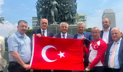 MHP'li Şahin'den anlamlı destek! Deprem şehitlerinin hatırasına Türk bayrağı emanet edildi
