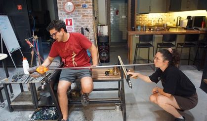 Ateşle camın sonsuz uyumu: İzmirli çiftin 7/24 sönmeyen fırınından çıkan mucize