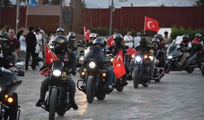 İzmir'de 15 Temmuz anısına bayraklı motosiklet ve bisiklet turu düzenlendi!