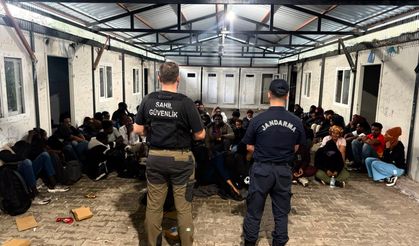 İzmir'de düzensiz göç operasyonları: 89 göçmen ve 2 kaçakçılık şüphelisi yakalandı
