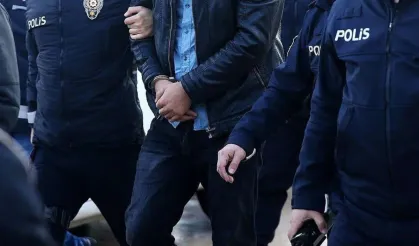 Bornova'da silah operasyonu! Evden 4 ruhsatsız tabanca ve çok sayıda fişek çıktı