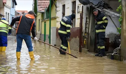 Romanya'da şiddetli yağış sele dönüştü: Cadde ve sokaklar sular altında kaldı