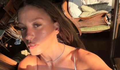Serenay Sarıkaya'dan derin dekolteli tatil pozları