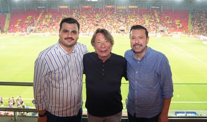 Gürsel Aksel’de Göztepe coşkusu!  Eyyüp Kadir İnan ve Mahmut Atilla Kaya tribünde