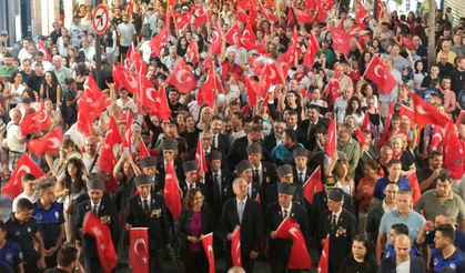 104. yıl gururu: Karşıyaka'da fener alayı ve zeybek gösterisiyle unutulmaz kutlama!