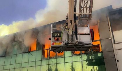Alevler yan binalara sıçradı: Gaziemir'de iş yerini küle çeviren yangın
