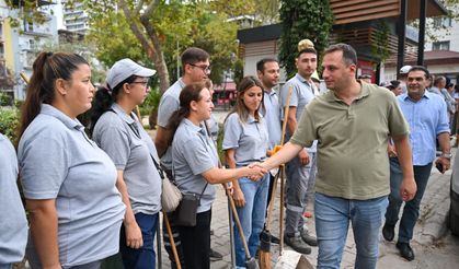 Bornova'da temizlik seferberliği: Başkan Eşki sahaya indi, "En büyük temizlik kirletmemek" dedi