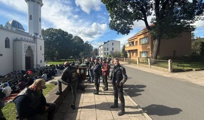 Cuma namazında domuz başıyla çirkin provokasyon!