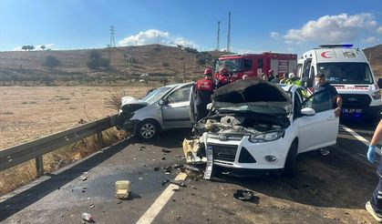 Ödemiş’te iki otomobil çarpıştı: 1’i çocuk 6 kişi yaralandı