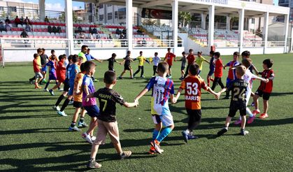 Buca’da geleceğin yıldızları yeşil sahada: Ailelerden ücretsiz futbol okuluna tam not!