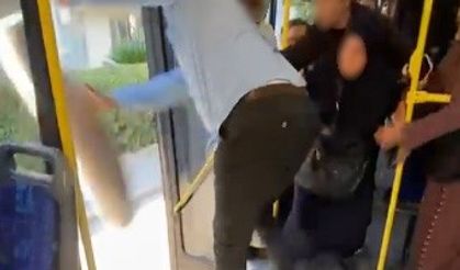İzmir’de otobüste akılalmaz olay: Çılgına dönen şoför yolcunun eşyasını caddedeki yola attı!