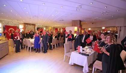 Konak’ta Cumhuriyet coşkusu sanatla dayanışmaya dönüştü